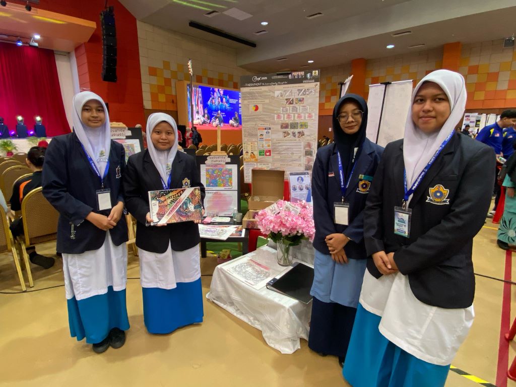 3 SMK Bukit Rangin students create Therapaint, an art therapy innovation to help students’ mental health, wins gold at CITREX UMPSA 2025