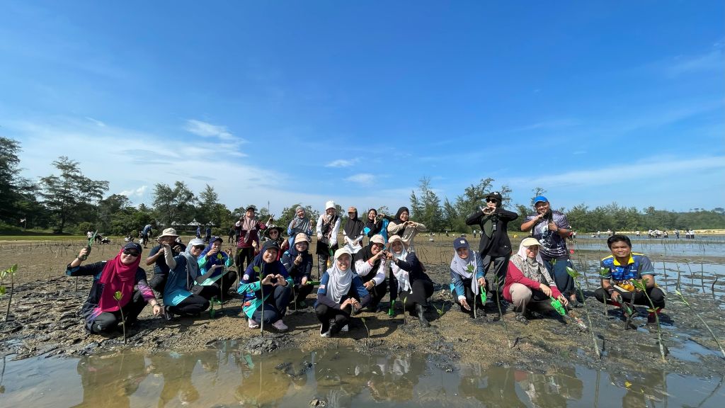 UMPSA sertai program Konservasi Biodiversiti di Pantai Chendor sempena Hari Maritim Sedunia 2025