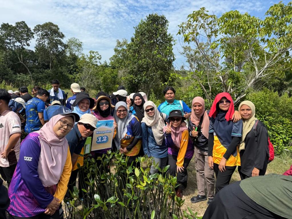 UMPSA sertai program Konservasi Biodiversiti di Pantai Chendor sempena Hari Maritim Sedunia 2025