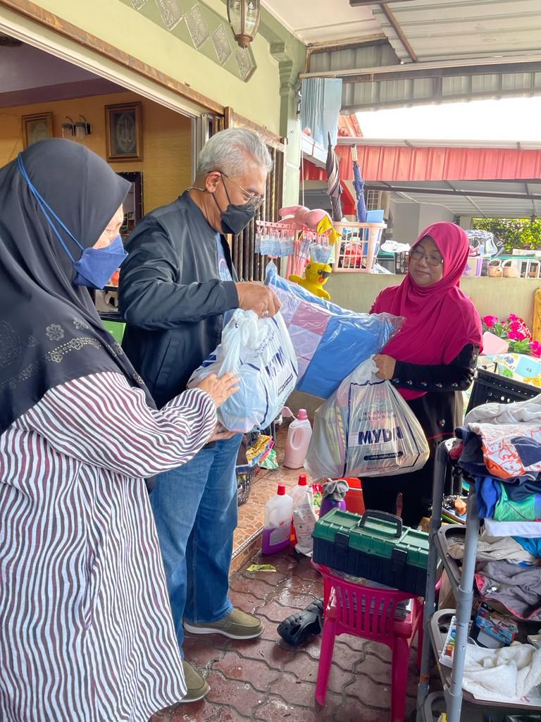 UMP extend helping hands for flood victims