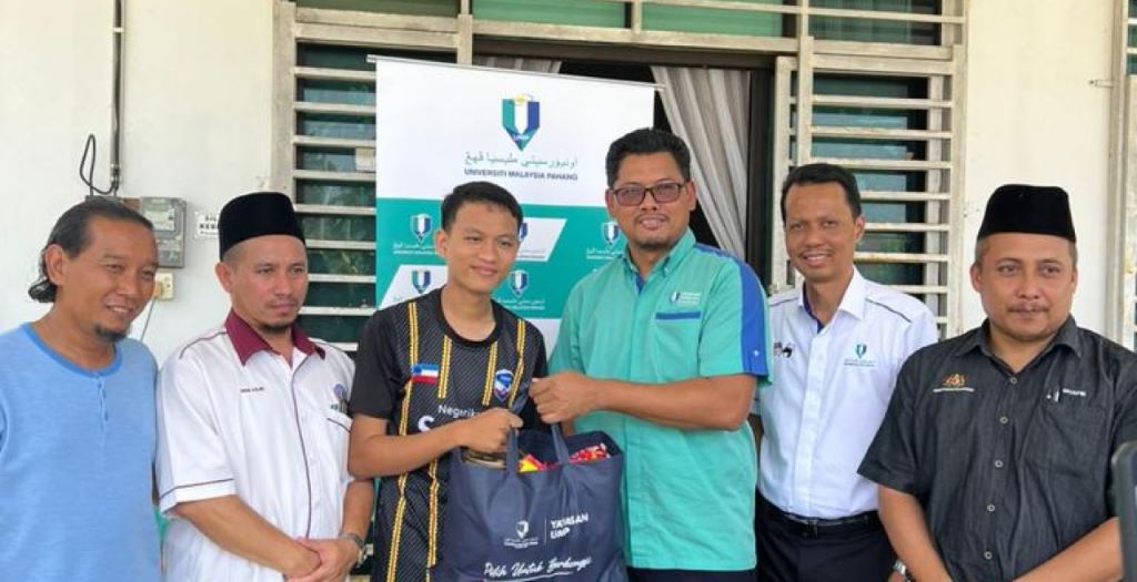 UMP's ‘Ziarah Kasih’ visits SPM 11A high-achieving student