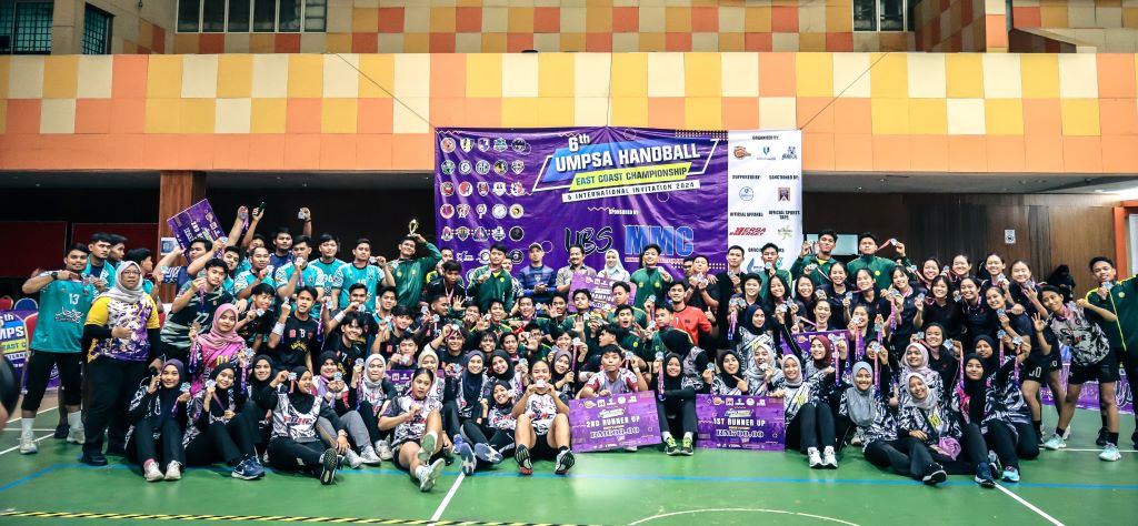 GAMBANG, 7 November 2024 – Sebanyak 28 pasukan lelaki dan 12 pasukan wanita daripada seluruh Malaysia dan negara-negara Asia Tenggara telah menyertai Kejohanan 6th UMPSA East Coast Handball Championship & International Invitation (6UECC) anjuran Kelab Bola Baling Universiti Malaysia Pahang Al-Sultan Abdullah (UMPSA) dengan kerjasama Pusat Sukan UMPSA, Akademi A.D.A.B UMPSA dan Persekutuan Bola Baling Malaysia di Kompleks Sukan Universiti, UMPSA Kampus Gambang.   Kejohanan selama tiga hari ini merupakan acar