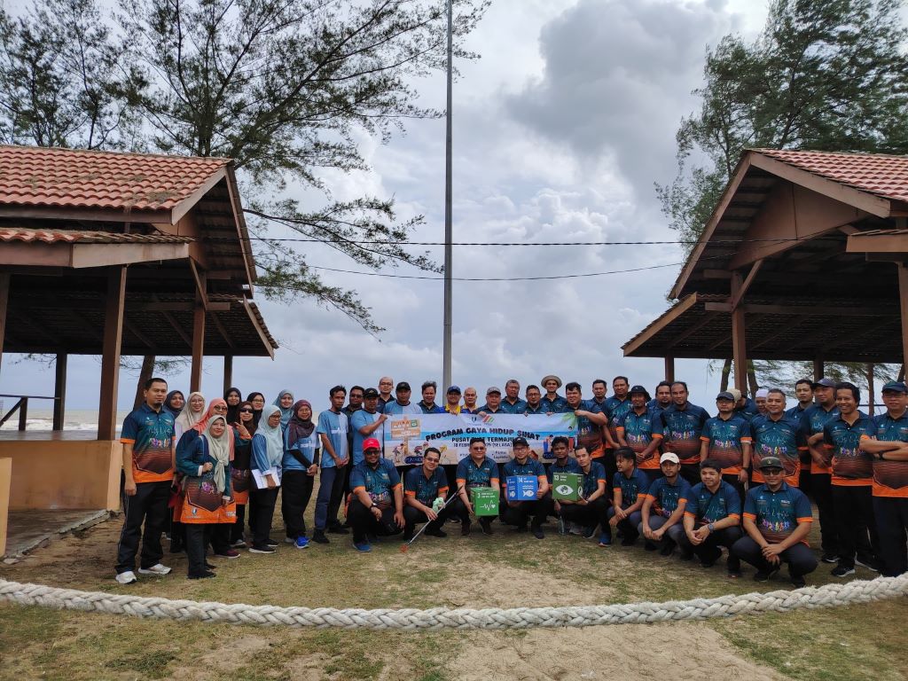 UMPSA bersihkan Pantai Lagenda sempena Program Gaya Hidup Sihat 