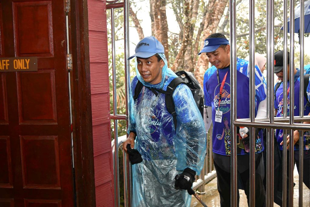 UMPSA capai misi kibar Jalur Gemilang dan benderanya di puncak Gunung Kinabalu