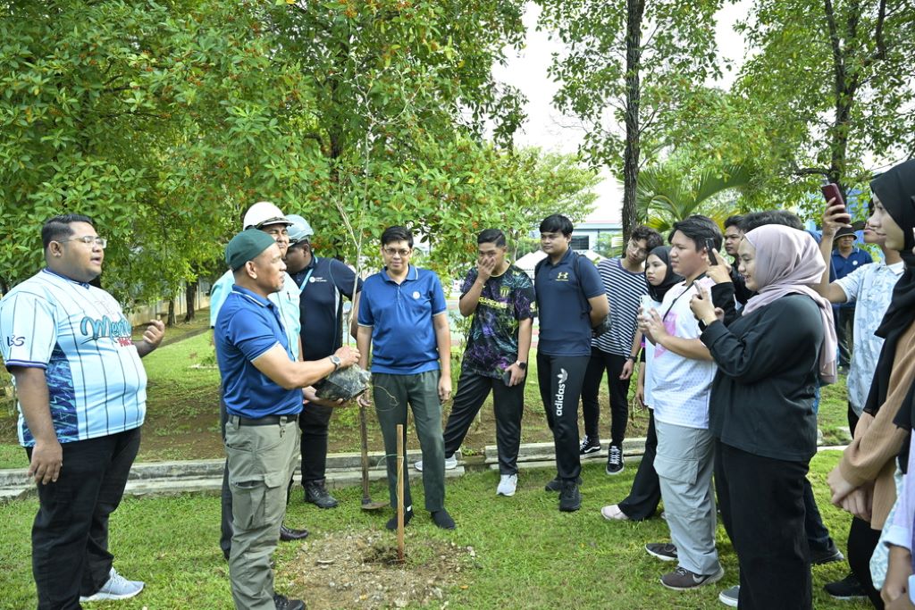 UMPSA and Pahang State Forestry Department plant 67 symbolic trees for Malaysia's 67th Independence