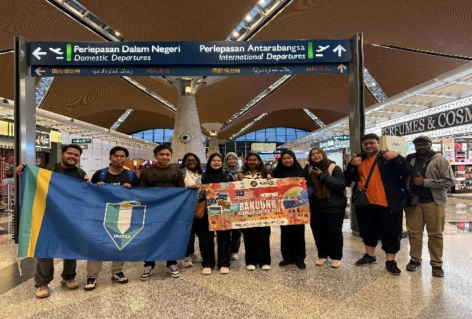 Seramai sepuluh pelajar Universiti Malaysia Pahang Al-Sultan Abdullah (UMPSA) yang terdiri daripada ahli Kelab Bahasa Sepanyol (ESPANSIA) telah berjaya melaksanakan Program Mobiliti Antarabangsa ESPANSIA AI Quest di Universitas Islam Nusantara (UNINUS), Bandung, Indonesia pada 17 hingga 22 Oktober 2025. Menurut Penasihat Kelab Bahasa Sepanyol, Azlina Mohd Ariffin, program ini berperanan memperkukuh jaringan kerjasama akademik antarabangsa serta memperkenalkan bahasa Sepanyol kepada warga UNINUS melalui sesi