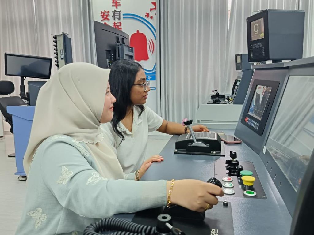 UMPSA engages with UMPSA-BJTU dual degree students undergoing industrial training at Liuzhou Railway Technical and Vocational College, China