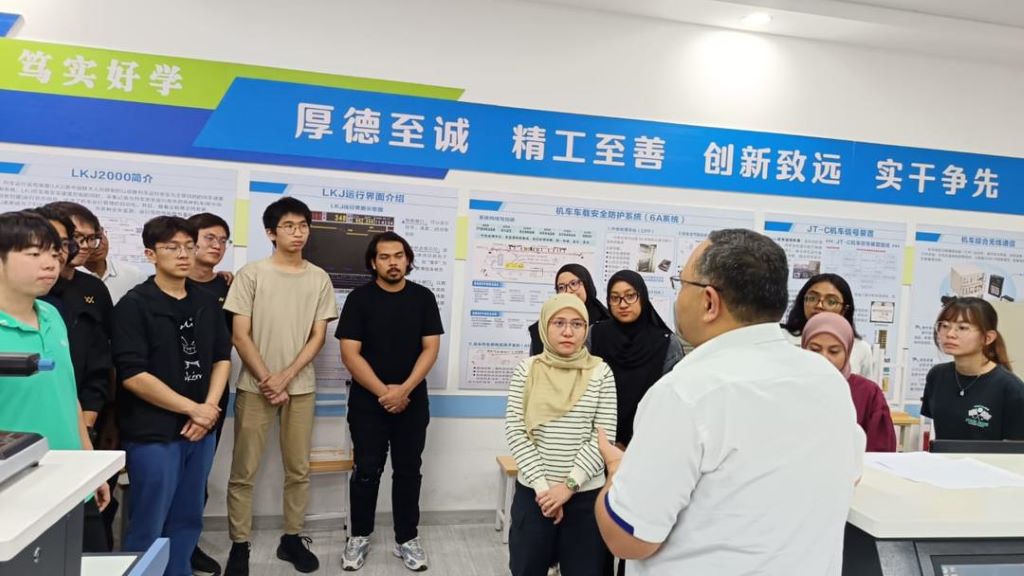 UMPSA santuni pelajar ijazah dual UMPSA-BJTU yang sedang mengikuti latihan industri di Liuzhou Railway Technical and Vocational College, China