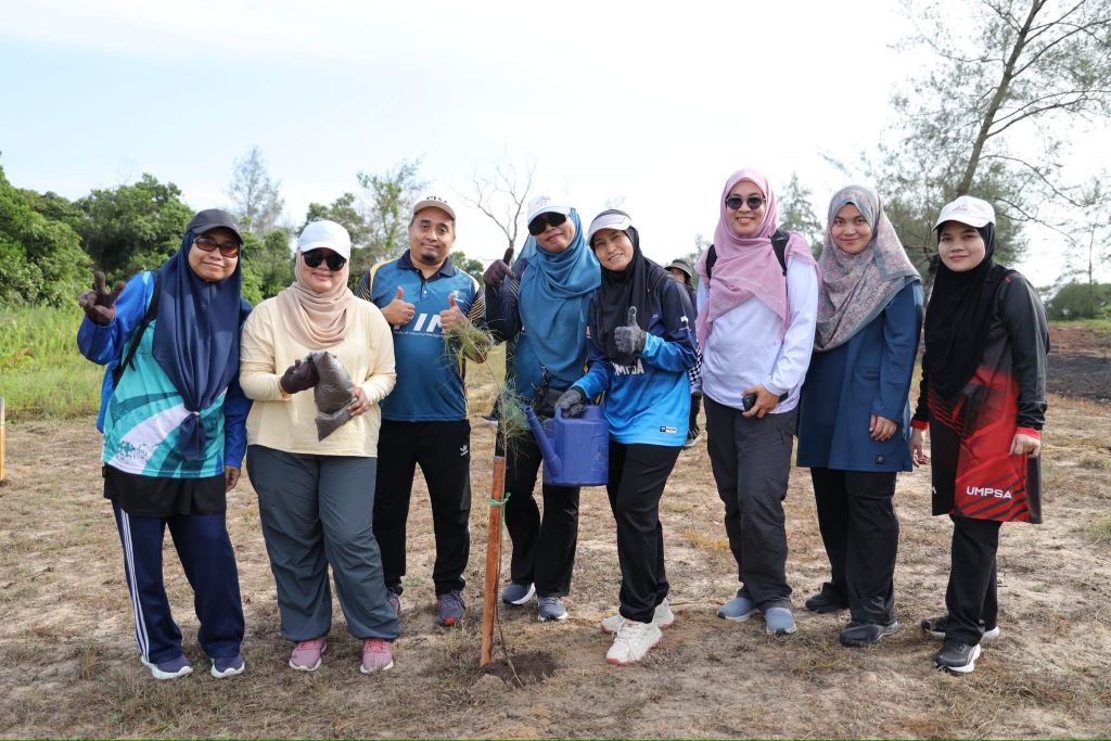 UMPSA sertai usaha pemuliharaan pantai, tanam 220 pokok Rhu di Pantai Saujana Biru