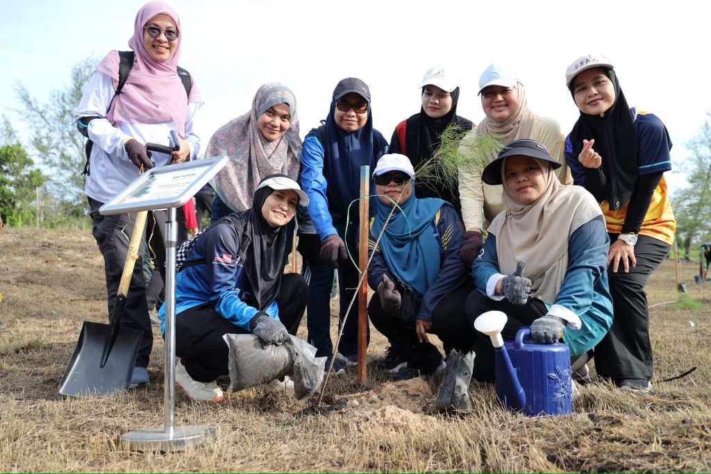 UMPSA sertai usaha pemuliharaan pantai, tanam 220 pokok Rhu di Pantai Saujana Biru