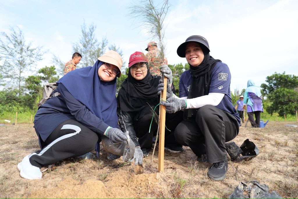 UMPSA sertai usaha pemuliharaan pantai, tanam 220 pokok Rhu di Pantai Saujana Biru