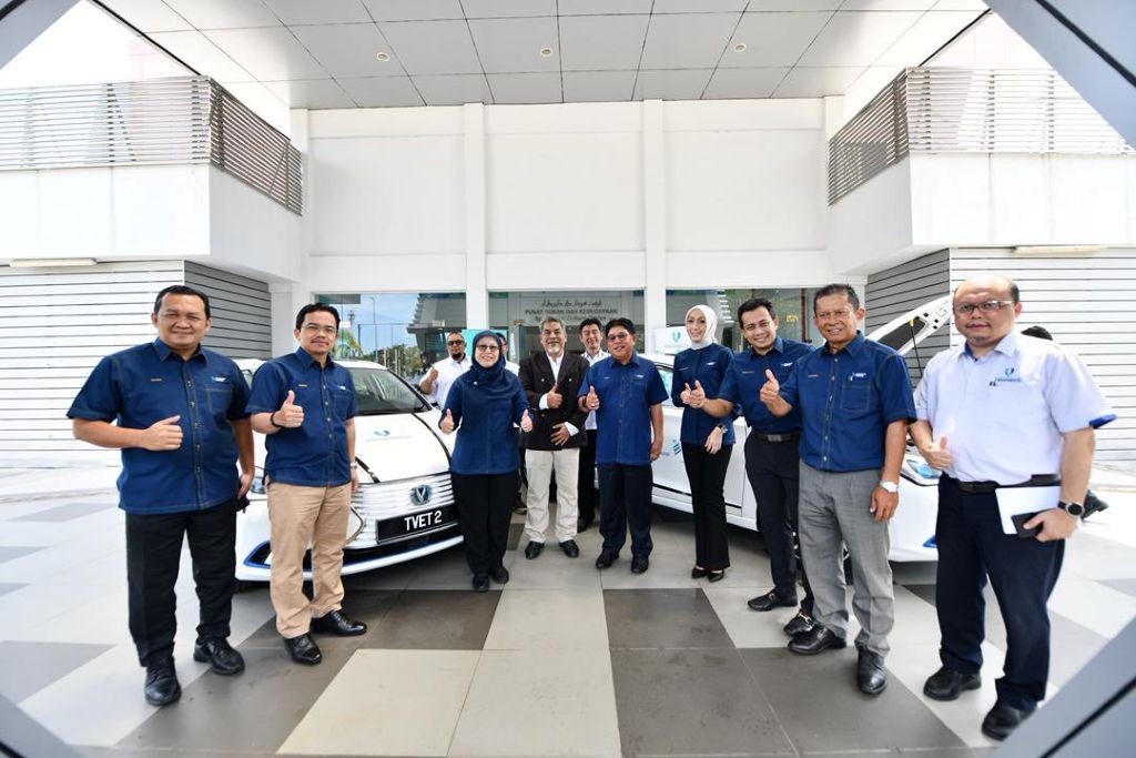 UMPSA terima 2 kereta elektrik (EV) sumbangan Fieldman EV Sdn. Bhd.