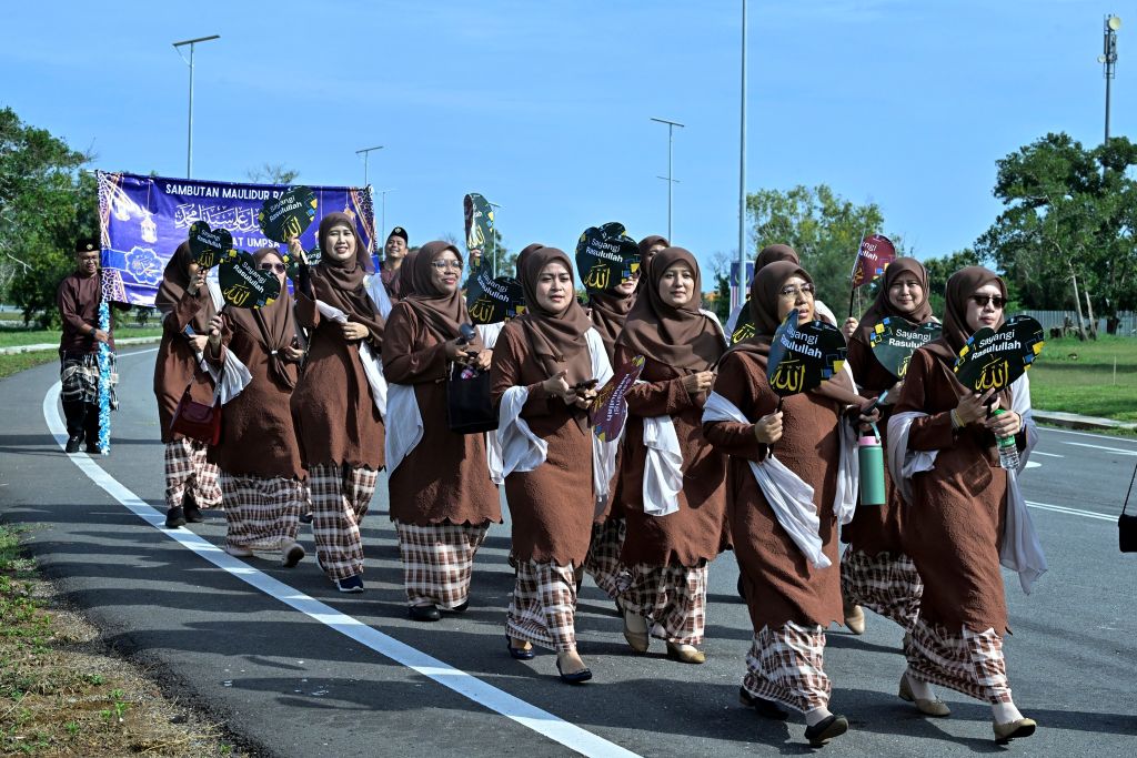 Warga UMPSA berarak sambil berselawat rai Sambutan Maulidur Rasul peringkat universiti