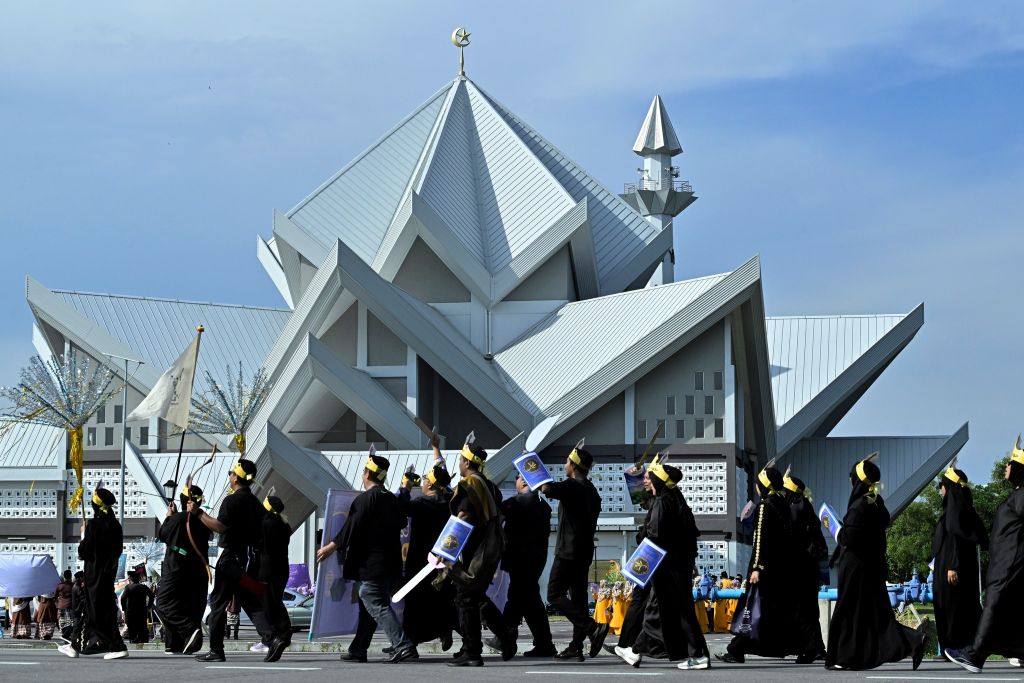 Warga UMPSA berarak sambil berselawat rai Sambutan Maulidur Rasul peringkat universiti