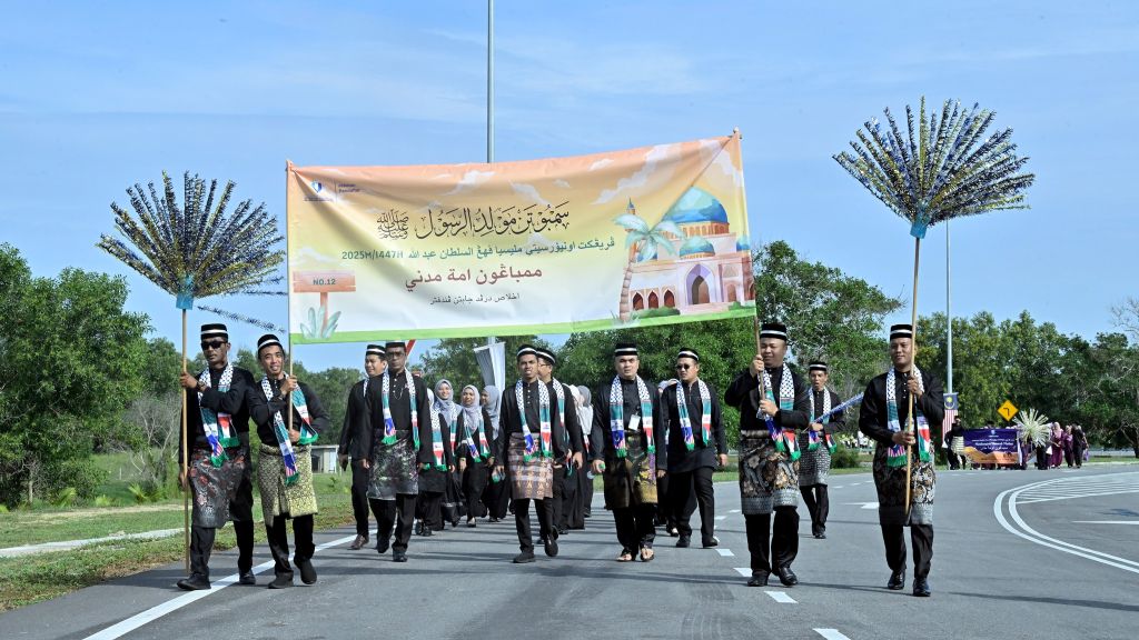 Warga UMPSA berarak sambil berselawat rai Sambutan Maulidur Rasul peringkat universiti
