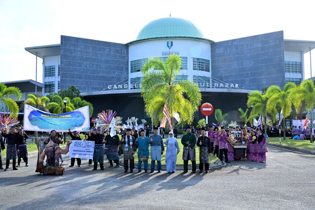 Warga UMPSA berarak sambil berselawat rai Sambutan Maulidur Rasul peringkat universiti