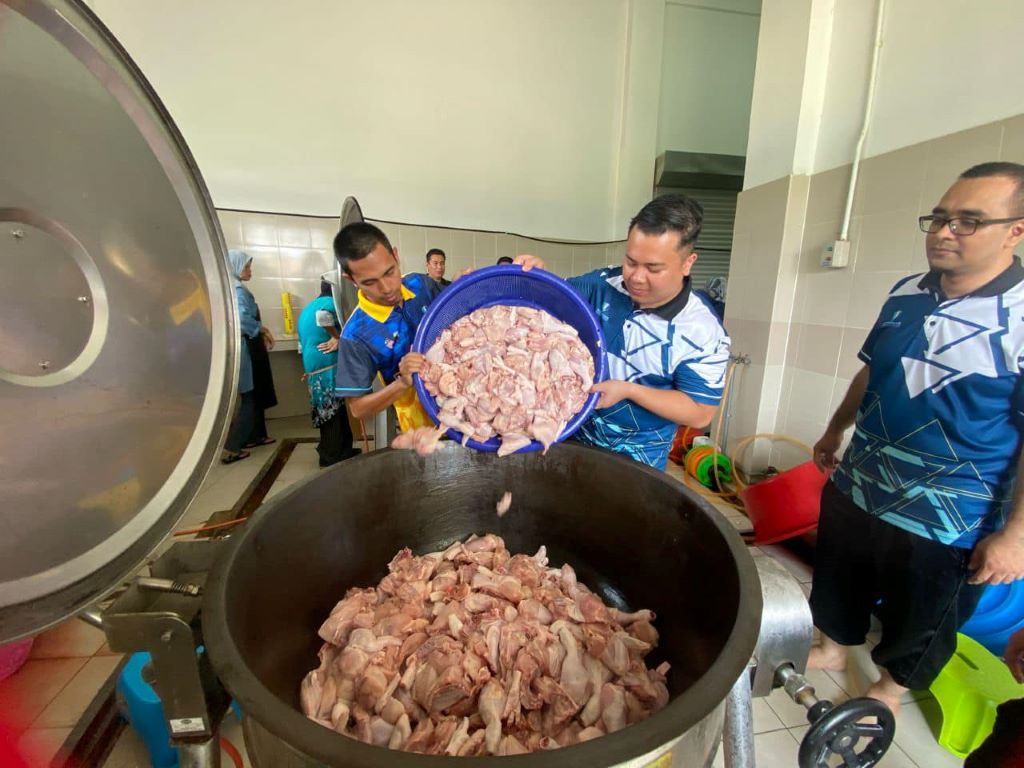 Warga UMPSA bergotong-royong sediakan juadah berbuka puasa setiap hari sepanjang Ramadan