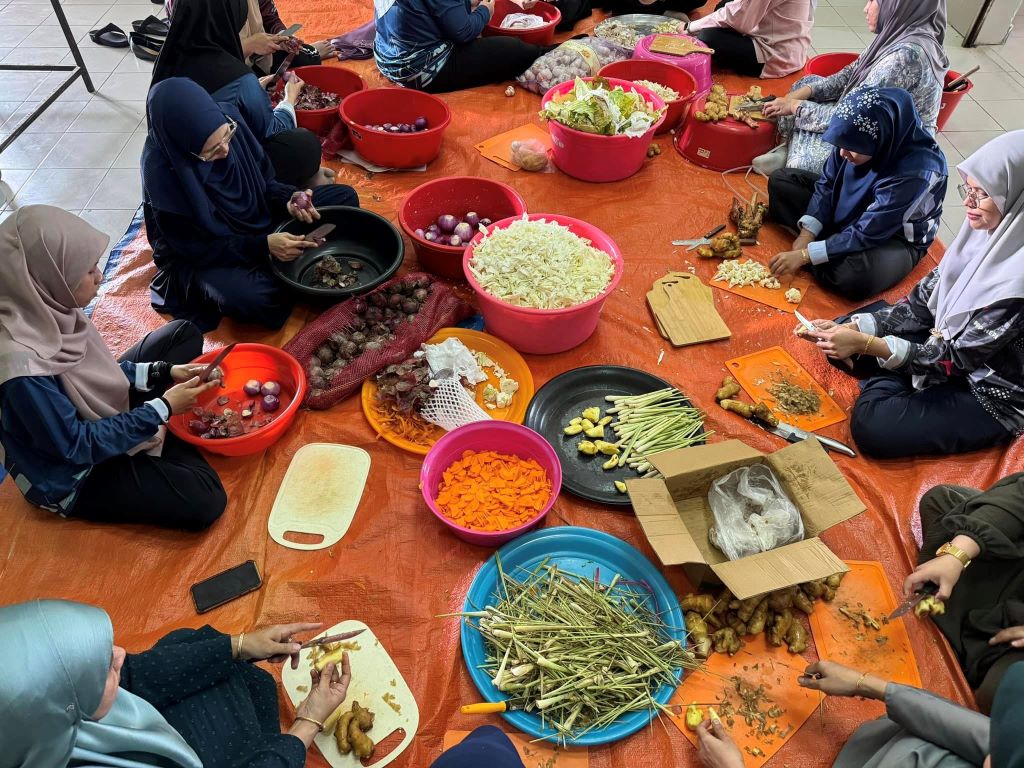 Warga UMPSA bergotong-royong sediakan juadah berbuka puasa setiap hari sepanjang Ramadan