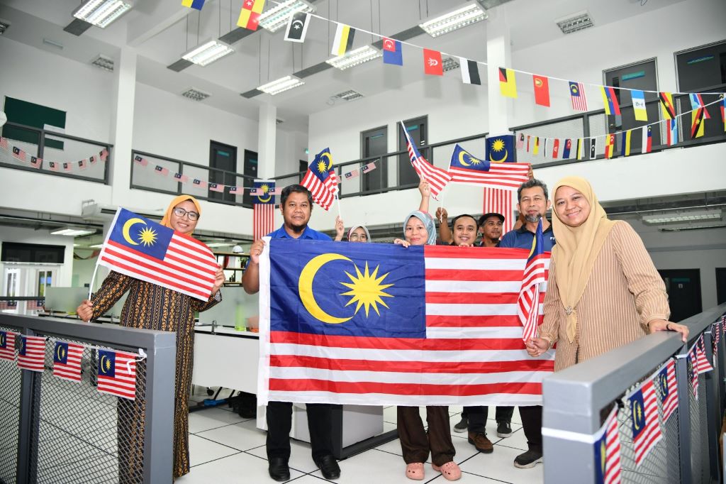 Warga UMPSA hias pejabat kibar Jalur Gemilang semarakkan bulan kemerdekaan