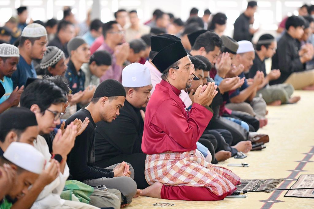 UMPSA community holds first Friday Prayer in new mosque