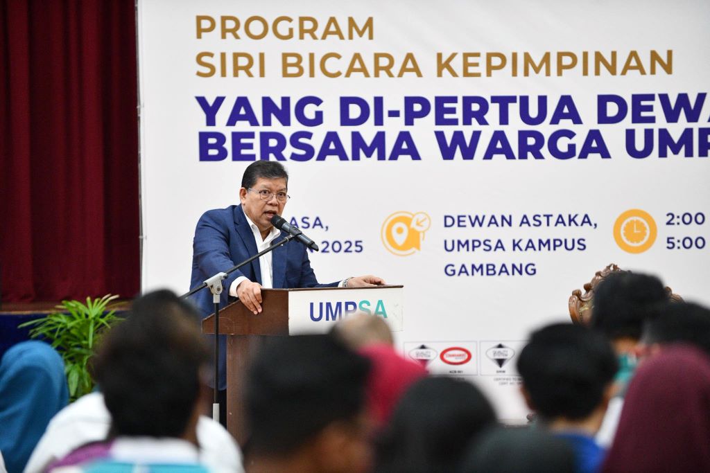 Speaker of Dewan Rakyat shares leadership vision with UMPSA community