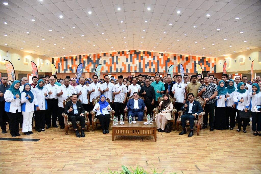 Speaker of Dewan Rakyat shares leadership vision with UMPSA community