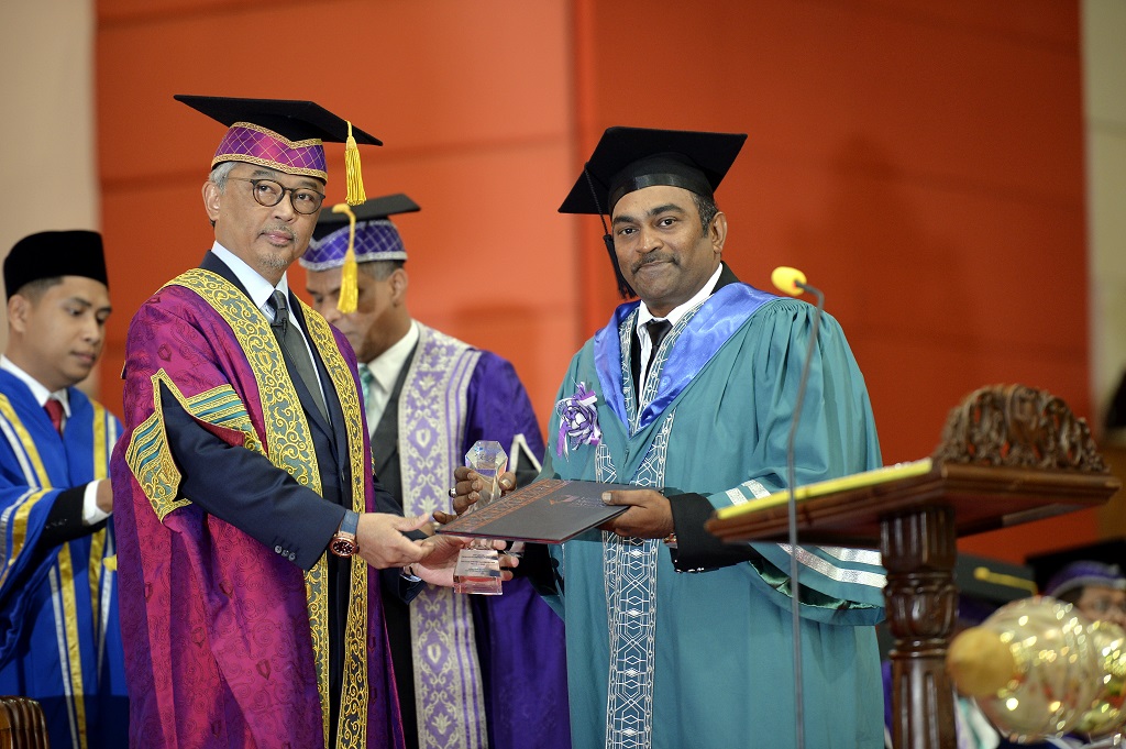 Sultan Pahang’s Brother conferred with UMP Lifelong Professional Learning Award