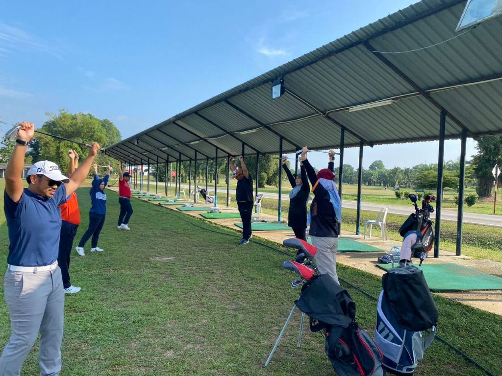 12 staf UMPSA sertai Klinik Asas Peraturan dan Teknik Asas Golf Siri 2