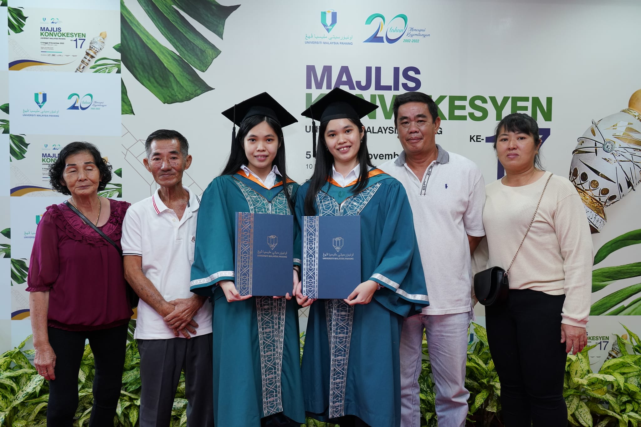 3 pasangan kembar seiras teruja kongsi pentas konvokesyen