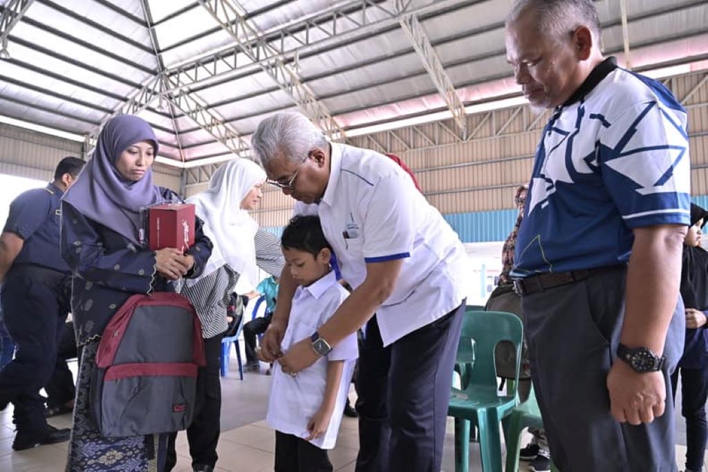 100 children of UMPSA staff receive school uniform donations