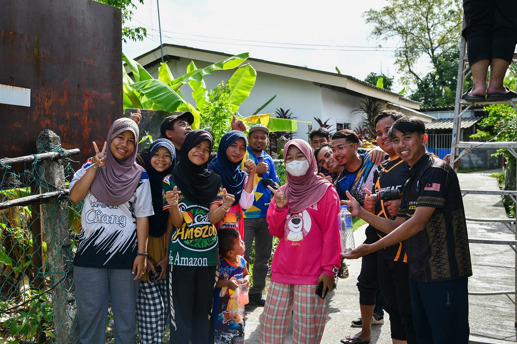 100 UMP Kilau volunteers continue to serve together with the community of Kampung Tammalang