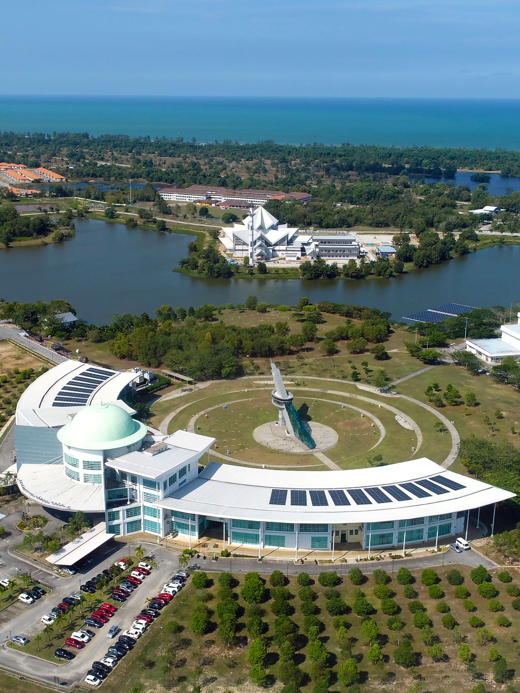 Tersergam indah pandangan dari udara bangunan Canseleri Tun Abdul Razak (CTAR) dan Masjid UMPSA di kampus Pekan.