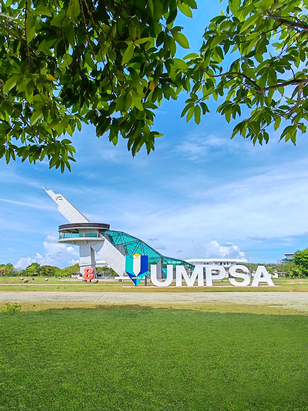 Menara Jam yang merupakan simbolik kepada Universiti Malaysia Pahang Al-Sultan Abdullah (UMP) ini terletak di kampus Pekan. Ia mulai dibina pada 3 Ogos 2016 dan siap sepenuhnya pada 25 November 2016.