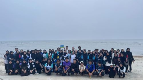 100 pelajar UMPSA santuni alam, tanam 200 pokok bakau dan lepas 100 anak penyu