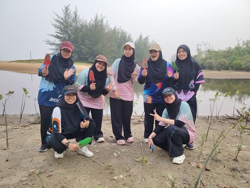 100 pelajar UMPSA santuni alam, tanam 200 pokok bakau dan lepas 100 anak penyu