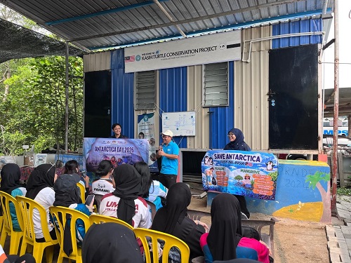 100 pelajar UMPSA santuni alam, tanam 200 pokok bakau dan lepas 100 anak penyu