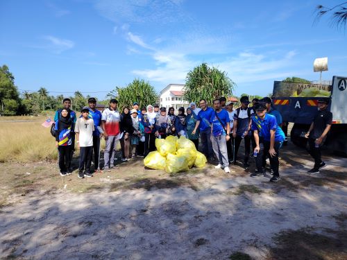  100 volunteers from UMPSA, TMB, SWCorp, and Alam Flora clean Cherok Paloh Beach while plogging