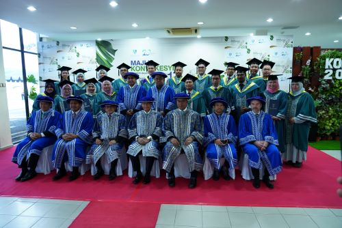 15 graduan Program Khas Pemantapan Bakat Pengurusan dan Profesional terima MBA