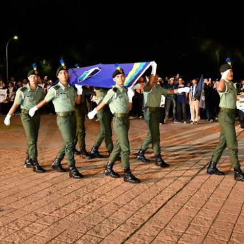 Penglibatan dalam Aktiviti Kokurikulum: Meningkatkan Kepimpinan dan Kemahiran Insaniah  Salah satu aspek yang memberi impak signifikan terhadap pembangunan mahasiswa adalah penglibatan di dalam aktiviti kokurikulum. Aktiviti seperti kelab, persatuan, badan beruniform, dan sukan bukan sahaja mengisi masa lapang, tetapi lebih daripada itu. Ia adalah medan yang melatih mahasiswa dalam aspek kepimpinan, kerjasama berpasukan, dan ketahanan mental.   Melalui pengalaman ini, mahasiswa dapat meningkatkan kemahiran komunikasi, pengurusan konflik, dan pengurusan organisasi yang diperlukan dalam dunia profesional. Mahasiswa yang memegang jawatan kepimpinan di dalam organisasi pelajar, misalnya, menunjukkan peningkatan ketara dalam kemahiran berkomunikasi dan berinteraksi dengan pelbagai pihak. Aktiviti-aktiviti ini turut memperkukuh kredibiliti mahasiswa dalam menghadapi cabaran dunia pekerjaan yang semakin kompetitif.  Menurut laporan MEF (2023), sebanyak 89 peratus majikan mengutamakan graduan yang aktif dalam kokurikulum, manakala laporan KPT (2022) mencatatkan bahawa kadar kebolehpasaran graduan aktif mencapai 95 peratus, berbanding 84 peratus bagi yang kurang terlibat. Laporan QS Graduate Employability (2022) turut mengesahkan bahawa pengalaman kepimpinan pelajar memperkukuh daya tahan, komunikasi, dan kecekapan organisasi graduan.