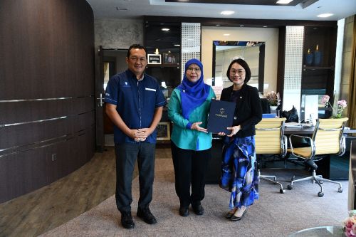 2 orang Profesor UMPSA terima surat kenaikan pangkat