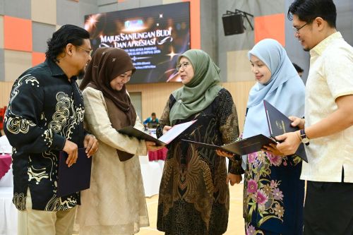 Perjalanan membina kecemerlangan Universiti Malaysia Pahang Al-Sultan Abdullah (UMPSA) turut diwarnai kisah dua pasangan suami isteri yang bersama-sama mencurahkan bakti dan komitmen dalam melaksanakan amanah sebagai warga universiti. Kisah tersebut dikongsikan menerusi sesi temu bual bersama Ketua Jabatan (Bahasa Asing), Pusat Bahasa Moden (PBM), Dr. Nor Yazi Khamis, dan suami, Ketua Teknikal, PBM, Dr. Azwin Arif Abdul Rahim, bersempena dengan Majlis Sanjungan Budi dan Apresiasi 2026 yang berlangsung di UMPSA. Pasangan ini berkongsi pengalaman dan kenangan sepanjang perjalanan berkhidmat selama 20 tahun di UMPSA, termasuk pengalaman melaksanakan tanggungjawab dan amanah dalam bidang masing-masing.