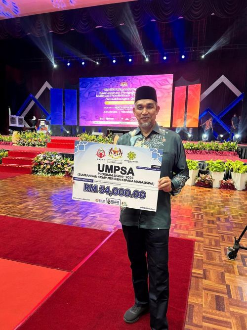 20 pelajar B40 UMPSA terima komputer riba sumbangan Yayasan Taqwa MAWIP