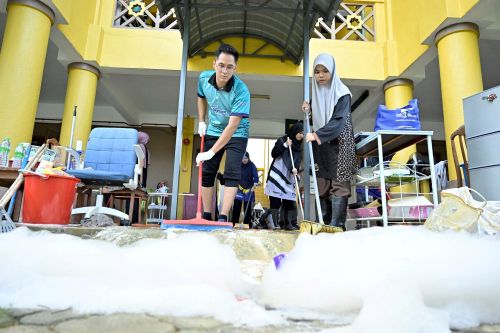 200 Sukarelawan KILAU UMPSA jayakan program Gotong-royong Pascabanjir di UniPSAS