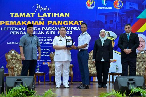 3 Leftenan Muda PASKAM UMPSA terima Anugerah Kadet Terbaik 