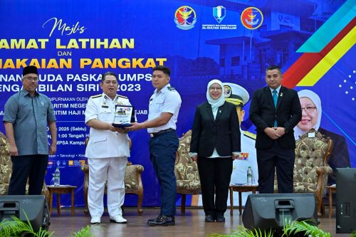 3 Leftenan Muda PASKAM UMPSA terima Anugerah Kadet Terbaik 