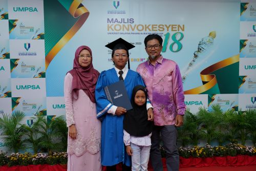 3 graduan anak-anak staf UMPSA terima diploma dan ijazah 