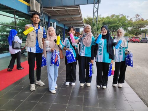 3,000 Botol Air Diserahkan kepada Pelajar UMPSA