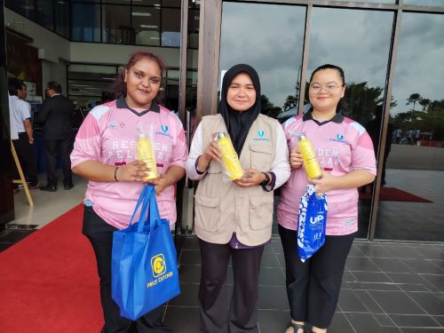 3,000 Botol Air Diserahkan kepada Pelajar UMPSA