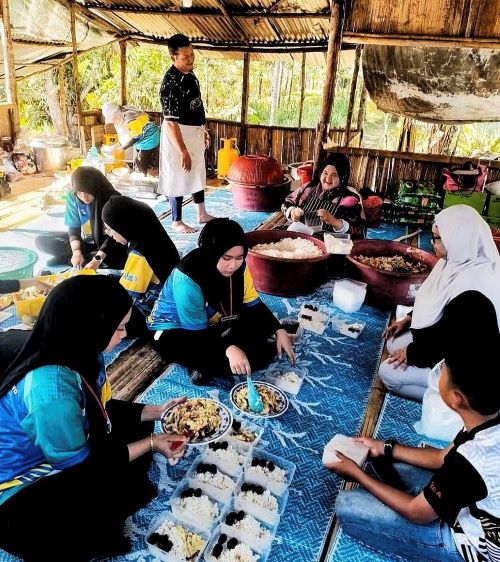 31 InSmartive Club UMPSA student volunteers celebrate Temiar Orang Asli tribe at Pos Brooke, Lojing