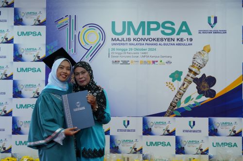 5 graduan UMPSA anak Pahang penerima Hadiah Kecemerlangan Yayasan Pahang